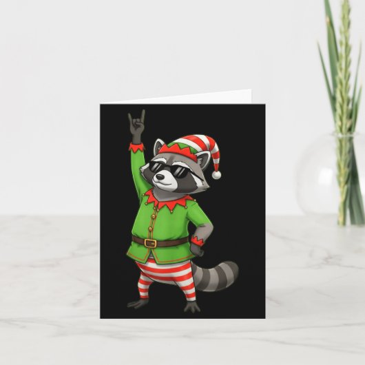 サングラスをかけたエルフの格好をしたアライグマのクリスマスデザイン カード (正面)