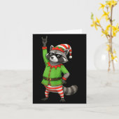 サングラスをかけたエルフの格好をしたアライグマのクリスマスデザイン カード (黄色い花)