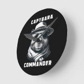 サングラスをかけたカピバラ Capy+Commander ラウンド壁時計 (傾斜)