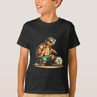 サングラスをかけたクールなカメのサッカー選手 Tシャツ