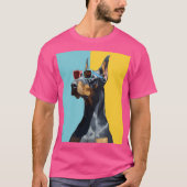 サングラスをかけたクールなドーベルマン Tシャツ (正面)
