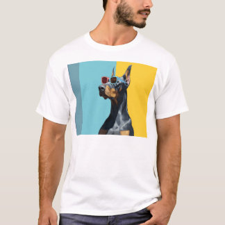 サングラスをかけたクールなドーベルマン Tシャツ