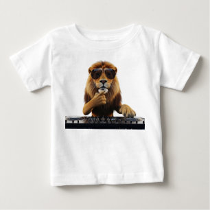 サングラスをかけたクールなライオンDJがターンテーブルでミックス ベビーTシャツ
