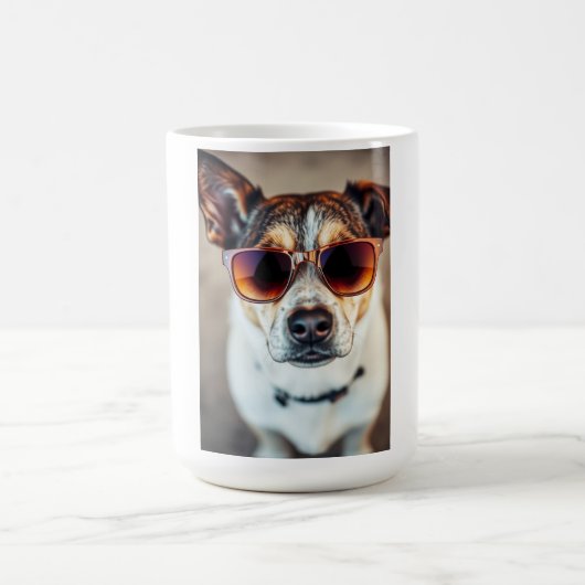 サングラスをかけたクールな犬 コーヒーマグカップ (中央)