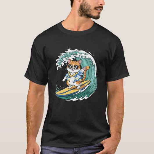 サングラスをかけたサーフィンする猫の面白いデザイン Tシャツ (正面)