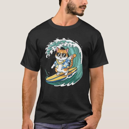 サングラスをかけたサーフィンする猫の面白いデザイン Tシャツ (正面)