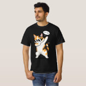 サングラスをかけたダビングキャリコ猫のTシャツ Tシャツ (正面フル)