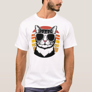 サングラスをかけたネコとサンセット柄のレトロな猫パパデザイン Tシャツ
