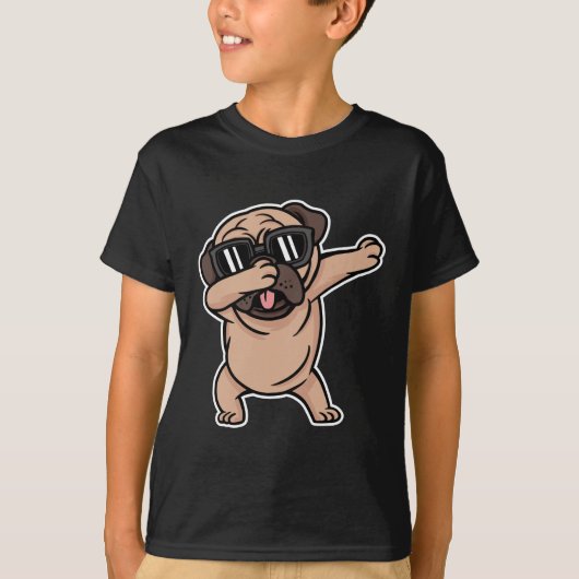 サングラスをかけたパグがダビングするよ! Tシャツ (正面)
