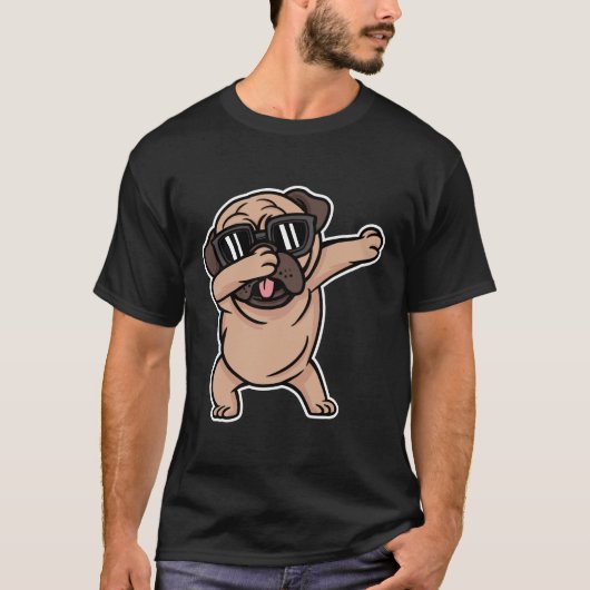 サングラスをかけたパグがダビングするよ! Tシャツ (正面)