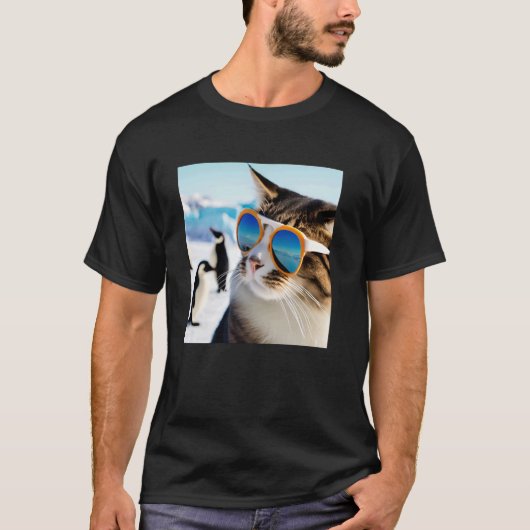 サングラスをかけたペンギンと一緒にいる猫 Anta Tシャツ (正面)
