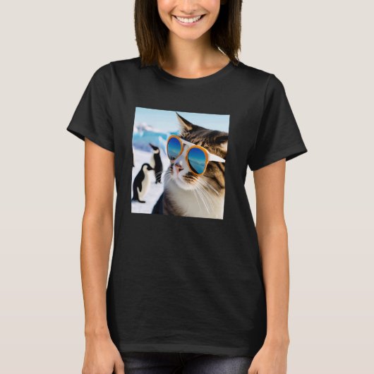サングラスをかけたペンギンと一緒にいる面白い猫 (南極) Tシャツ (正面)