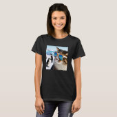 サングラスをかけたペンギンと一緒にいる面白い猫 (南極) Tシャツ (正面フル)