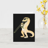 サングラスをかけたユーモラスなトカゲがトロンボーンを演奏するリザード カード (黄色い花)