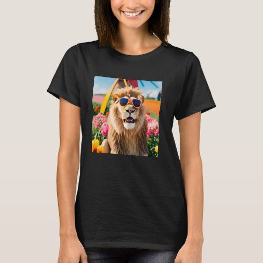 サングラスをかけたライオンがオランダの風の吹く野原に立つ Tシャツ (正面)