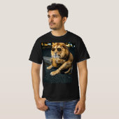 サングラスをかけたライオンのアイスコーヒー Tシャツ (正面フル)