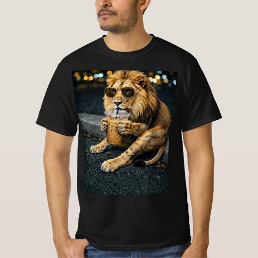 サングラスをかけたライオンのアイスコーヒー Tシャツ (正面)