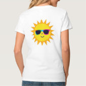 サングラスをかけた元気な太陽 – 楽しい夏の雰囲気Tシャツ Tシャツ (裏面)