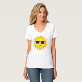 サングラスをかけた元気な太陽 – 楽しい夏の雰囲気Tシャツ Tシャツ (正面フル)