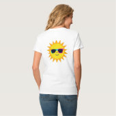 サングラスをかけた元気な太陽 – 楽しい夏の雰囲気Tシャツ Tシャツ (裏面フル)