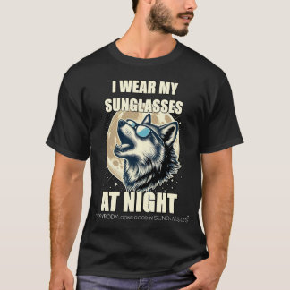 サングラスをかけた吠えるオオカミ 月 - ELGIS Tシャツ