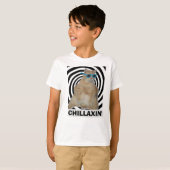 サングラスをかけた太ったマンクス猫 Tシャツ (正面フル)