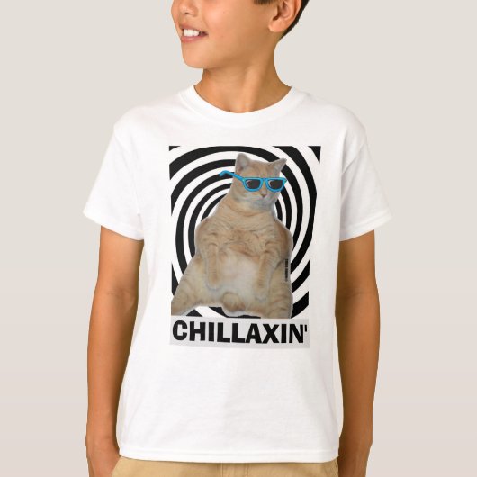 サングラスをかけた太ったマンクス猫 Tシャツ (正面)