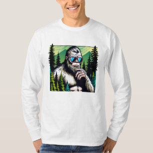 サングラスをかけた好奇心旺盛なビッグフットが森に隠れている Tシャツ