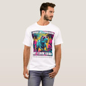 サングラスをかけた恐竜の面白いTシャツ – 先史時代のミームデザイン Tシャツ (正面フル)