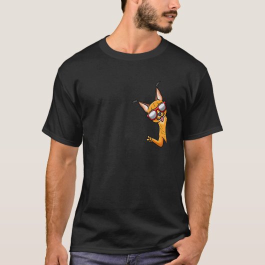 サングラスをかけた横からのカラカル Tシャツ (正面)