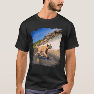 サングラスをかけた猫がビーチでスケートボードに乗っている Tシャツ