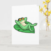 サングラスをかけた葉の上のカエル カード (黄色い花)