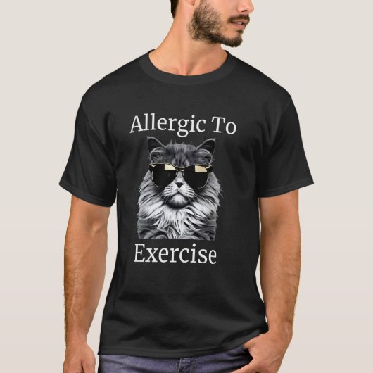 サングラスをかけた運動アレルギーの猫 怠け者 Tシャツ (正面)