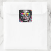 サングラスをかけた都会のクールな女性 スクエアシール (バッグ)