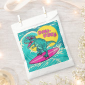 サングラスをかけたＴ－Ｒｅｘがネオン ピンクのに乗って疾走する フェイバーバッグ (クリップ留めされた状態)