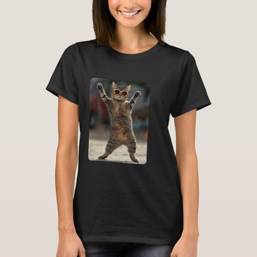 サングラスをかけたAI猫のデザインの服 ダン Tシャツ (正面)