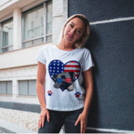 サングラスをかけているパグ犬USA国旗のハート ユニセックス Tシャツ