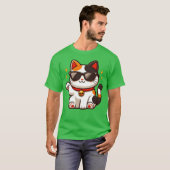 サングラスをかけ手を振る自信に満ちた猫 Tシャツ (正面フル)