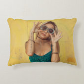 サングラスをかざす青いブラレットの女性  アクセントクッション (正面)