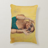 サングラスをかざす青いブラレットの女性  アクセントクッション (裏面(縦))