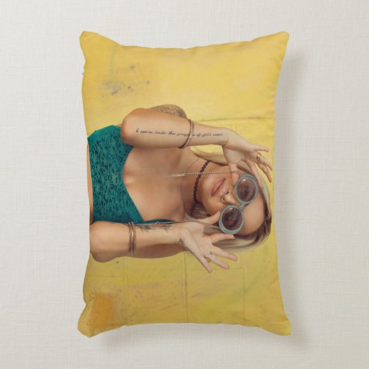 サングラスをかざす青いブラレットの女性  アクセントクッション (正面(垂直))