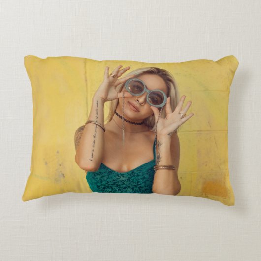 サングラスをかざす青いブラレットの女性 アクセントクッション (裏面)