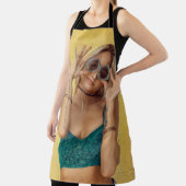 サングラスをかざす青いブラレットの女性 エプロン (インサイチュ)