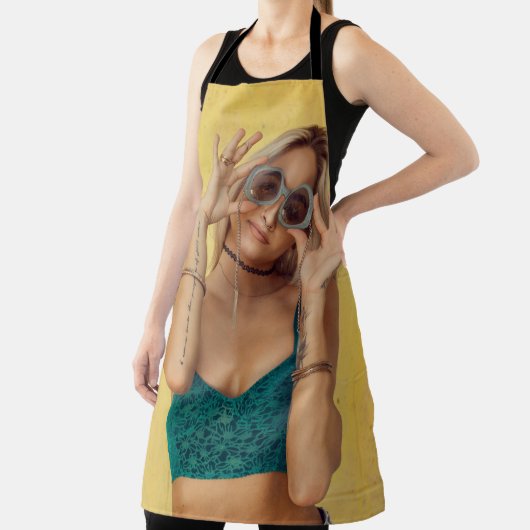 サングラスをかざす青いブラレットの女性 エプロン (インサイチュ)