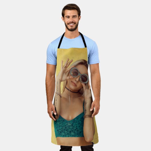 サングラスをかざす青いブラレットの女性 エプロン (着用した状態)