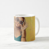 サングラスをかざす青いブラレットの女性  コーヒーマグカップ (正面右)