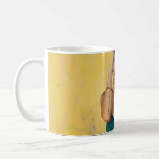 サングラスをかざす青いブラレットの女性  コーヒーマグカップ (左)