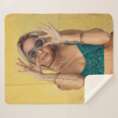 サングラスをかざす青いブラレットの女性  シェルパブランケット (正面(横))