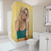 サングラスをかざす青いブラレットの女性  シャワーカーテン (インサイチュ)