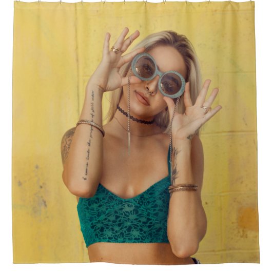 サングラスをかざす青いブラレットの女性  シャワーカーテン (正面)